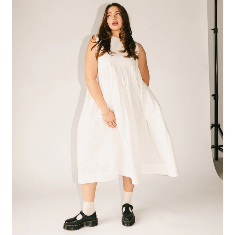 Elegant White Sleeveless Dress